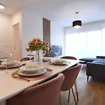 Garden Leoma With Free Parking! Apartman Zára