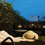 Garden Leoma With Free Parking! Apartman Zára
