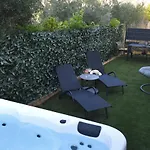 Garden Leoma With Free Parking! Apartman Zára