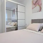 Garden Leoma With Free Parking! Apartman Zára