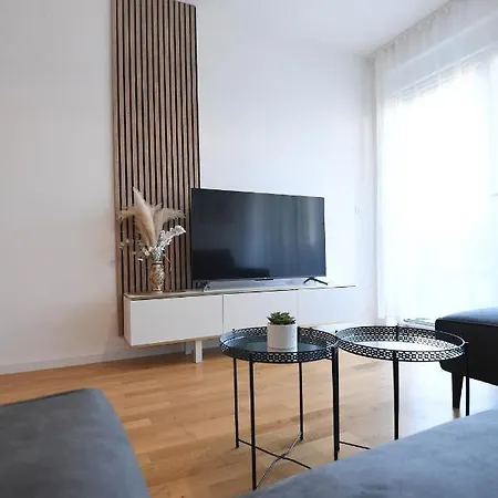 Garden Leoma With Free Parking! Apartament