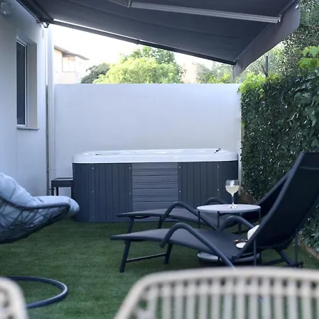 Garden Leoma With Free Parking! Apartman Zára