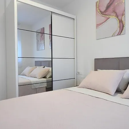 Garden Leoma With Free Parking! Apartament Zadar