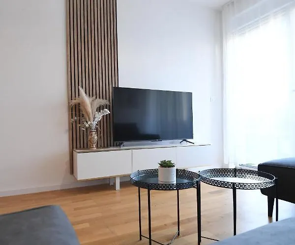 Garden Leoma With Free Parking! Apartment