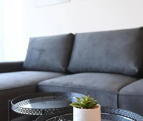 Garden Leoma With Free Parking! Apartment *