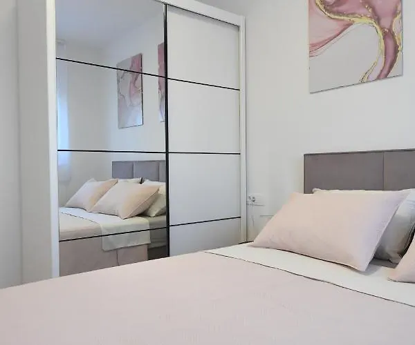 Garden Leoma With Free Parking! Apartment Zadar